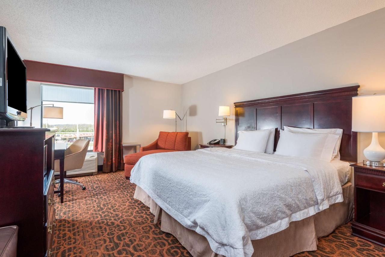 King Room - Non-Smoking at Hampton Inn Parkersburg-Mineral Wells
