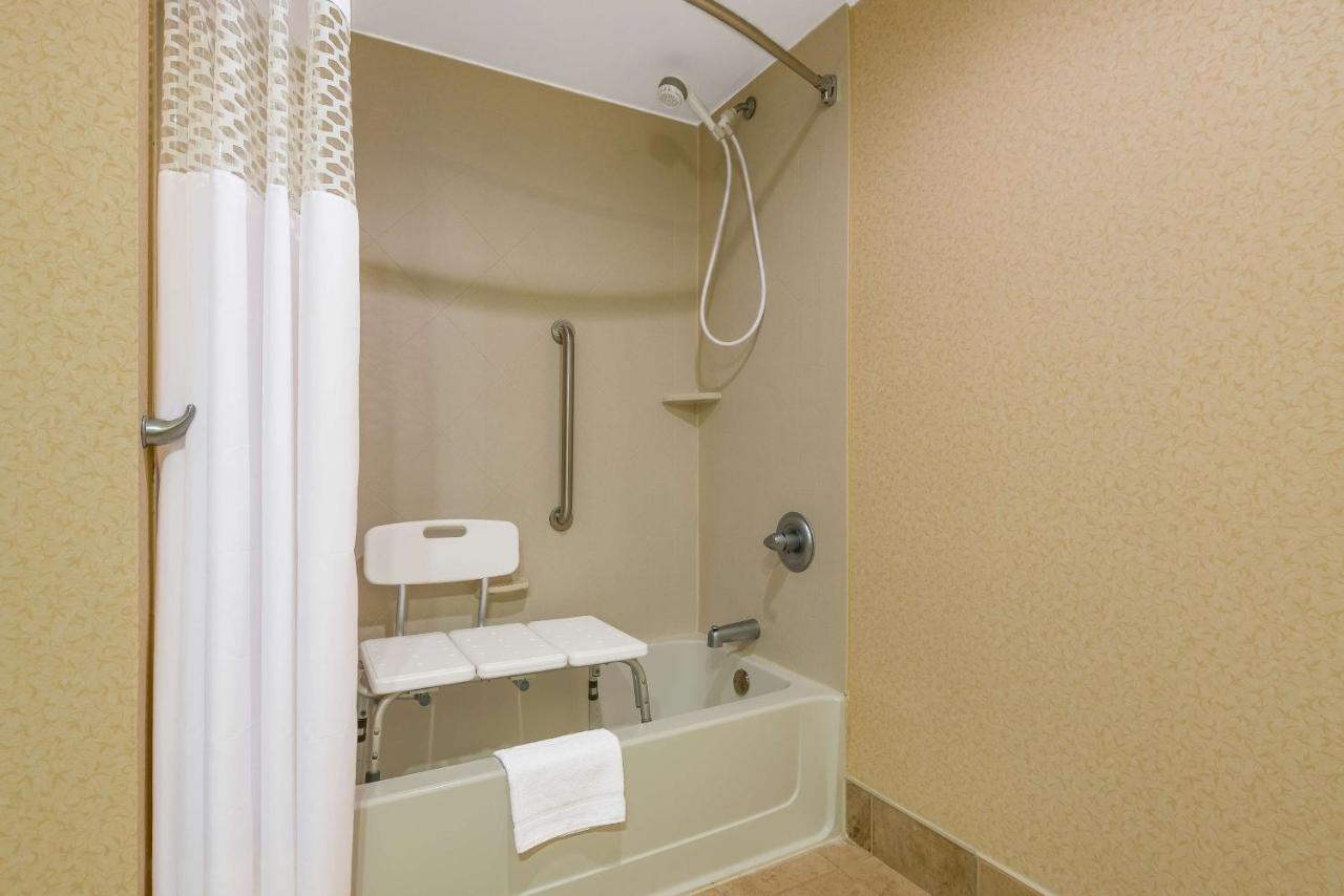 King Room - Disability Access with Tub/Non-Smoking at Hampton Inn Parkersburg-Mineral Wells