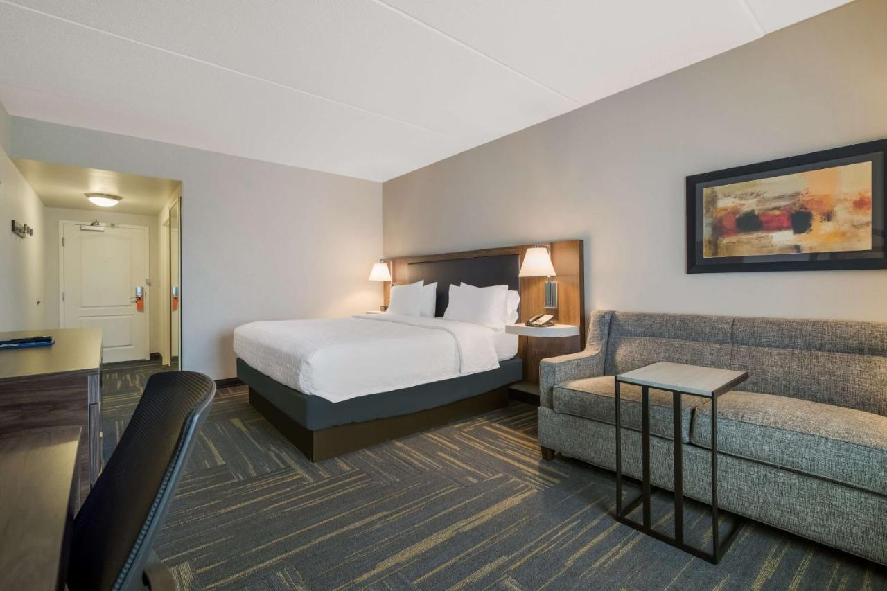 Large King Room at Hampton Inn & Suites Plattsburgh