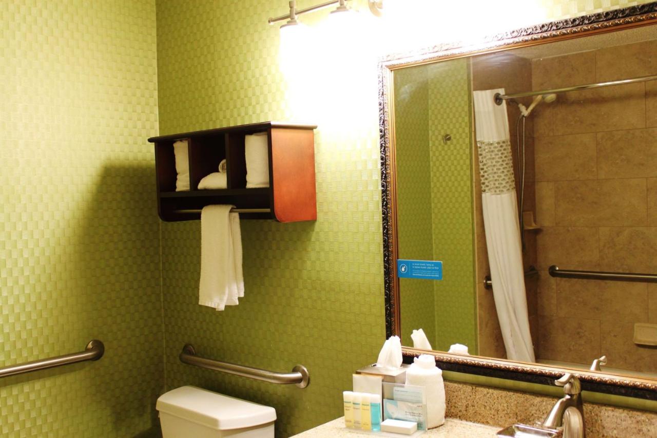 King Room with Bath Tub - Disability Access - Non-Smoking at Hampton Inn Perry