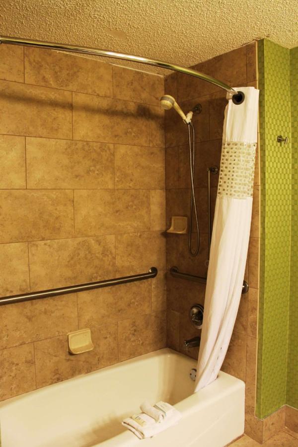 King Room with Bath Tub - Disability Access - Non-Smoking at Hampton Inn Perry