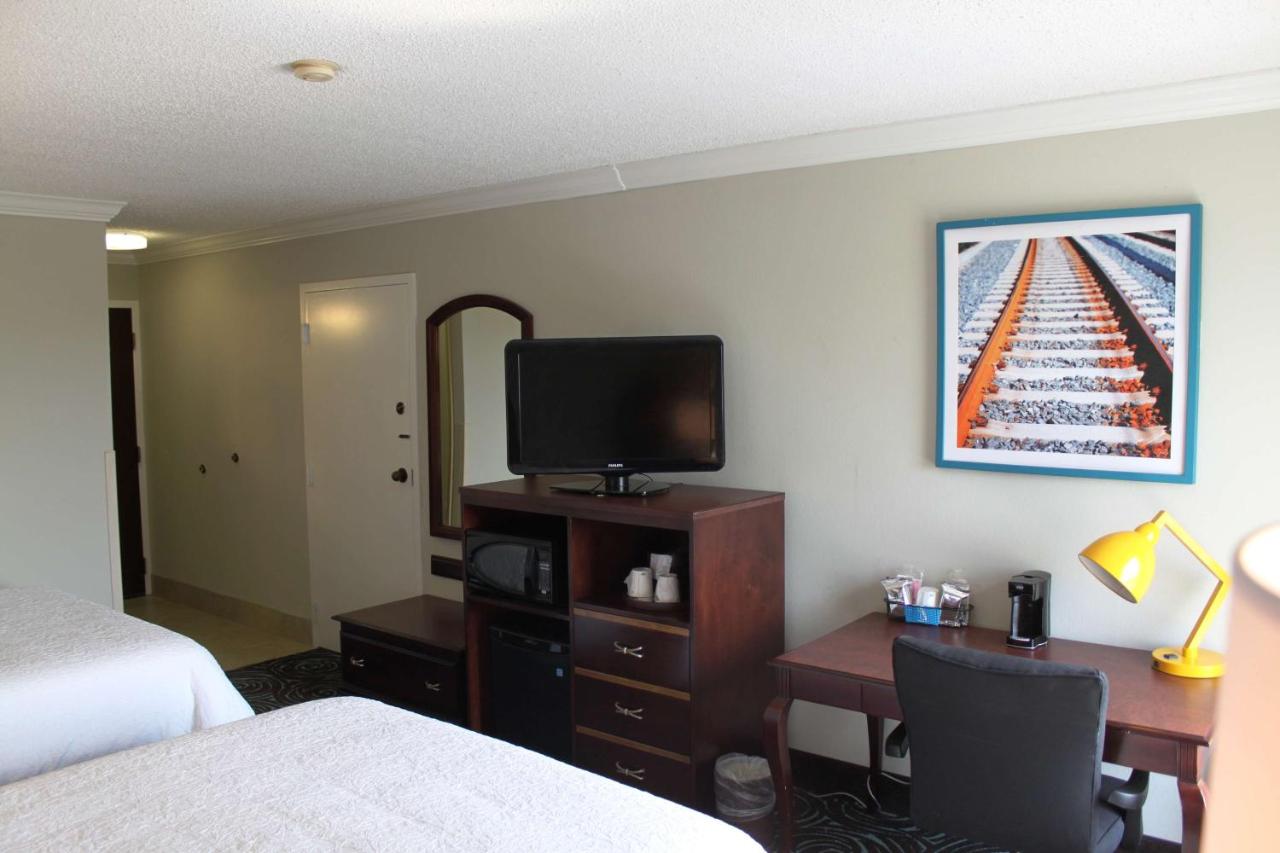 Double Room with Two Double Beds - Non-Smoking at Hampton Inn Perry
