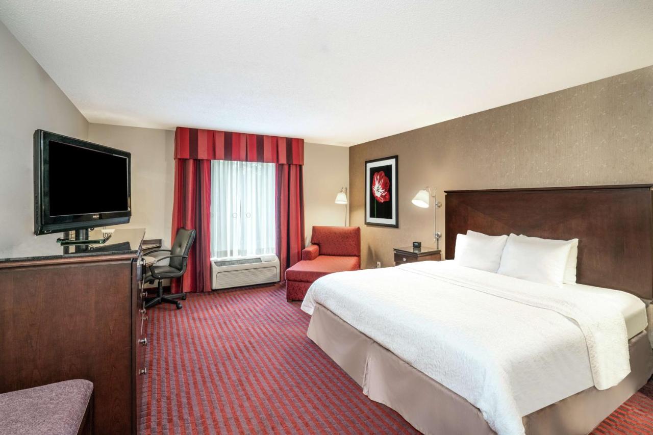 King Room Accessible Roll In with Shower Non Smoking at Hampton Inn Richmond Airport