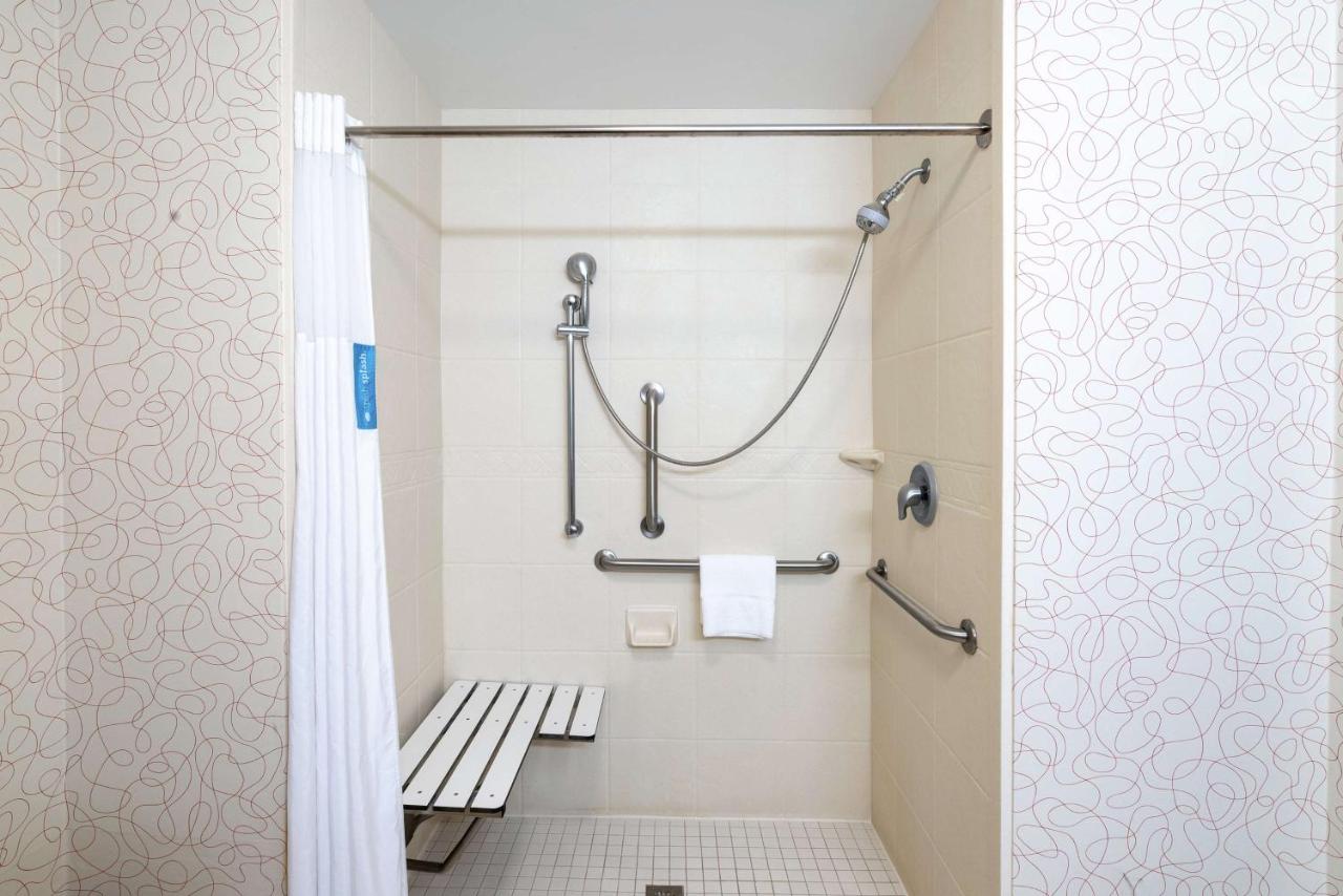 King Room Accessible Roll In with Shower Non Smoking at Hampton Inn Richmond Airport