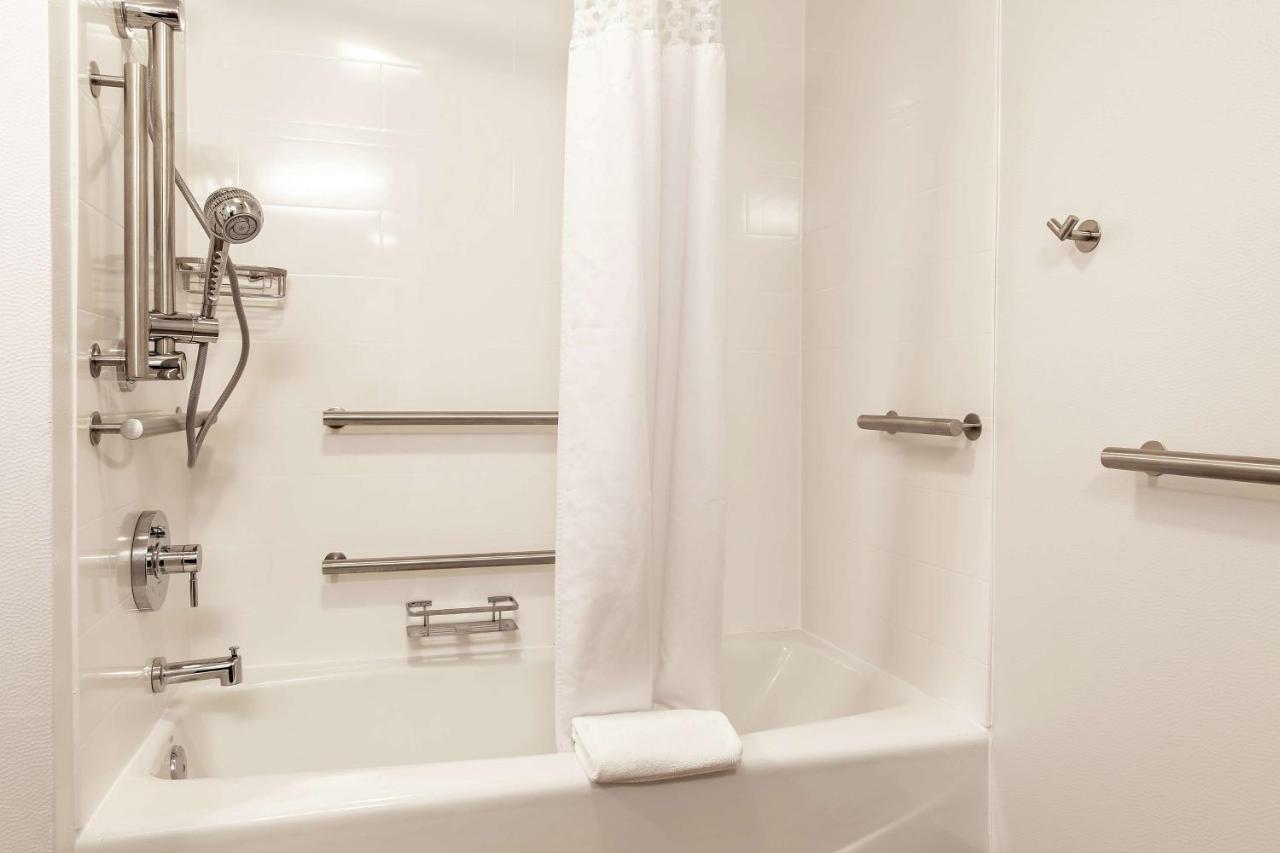 Double Room - Disability Access/Non-Smoking at Hampton Inn Rockford