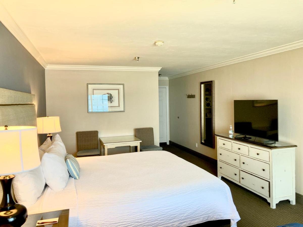 King Room with Ocean View at Sand Pebbles Inn