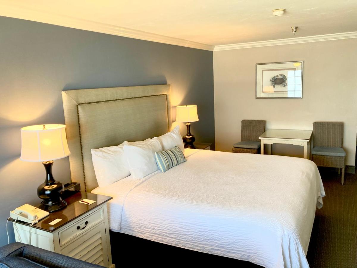 King Room with Ocean View at Sand Pebbles Inn
