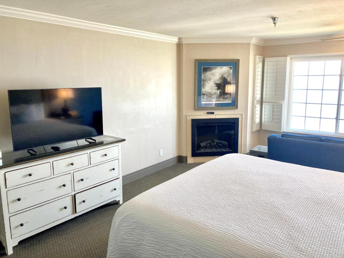 King Room with Ocean View at Sand Pebbles Inn