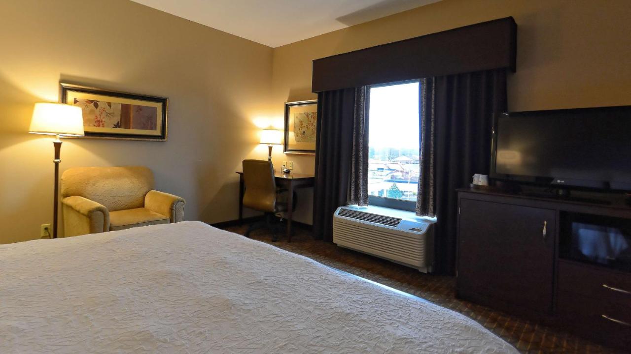 King Room at Hampton Inn Geneseo