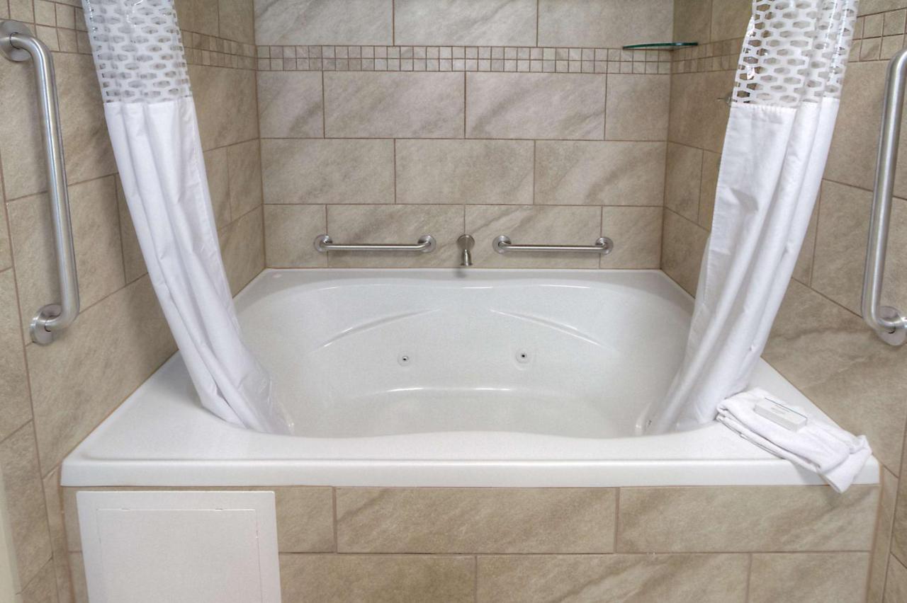King Room with Spa Bath at Hampton Inn Russellville
