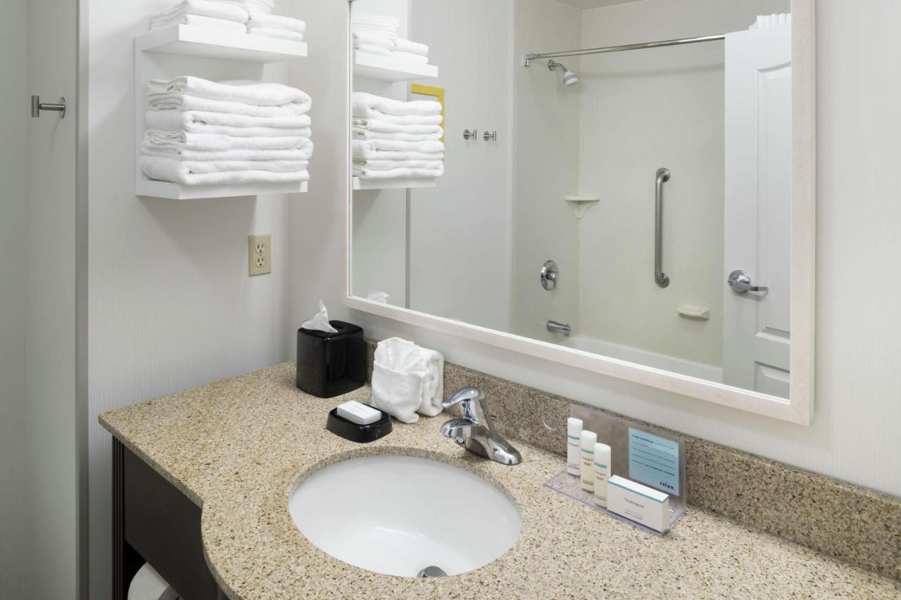 Queen Room - Non-Smoking at Hampton Inn & Suites Rochester-North