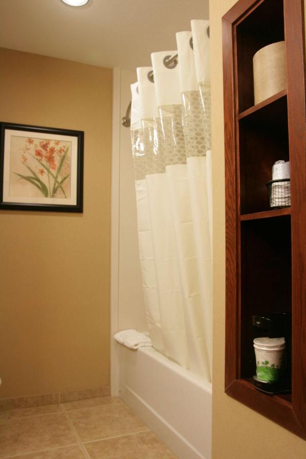 King Room with Study at Hampton Inn & Suites Folsom
