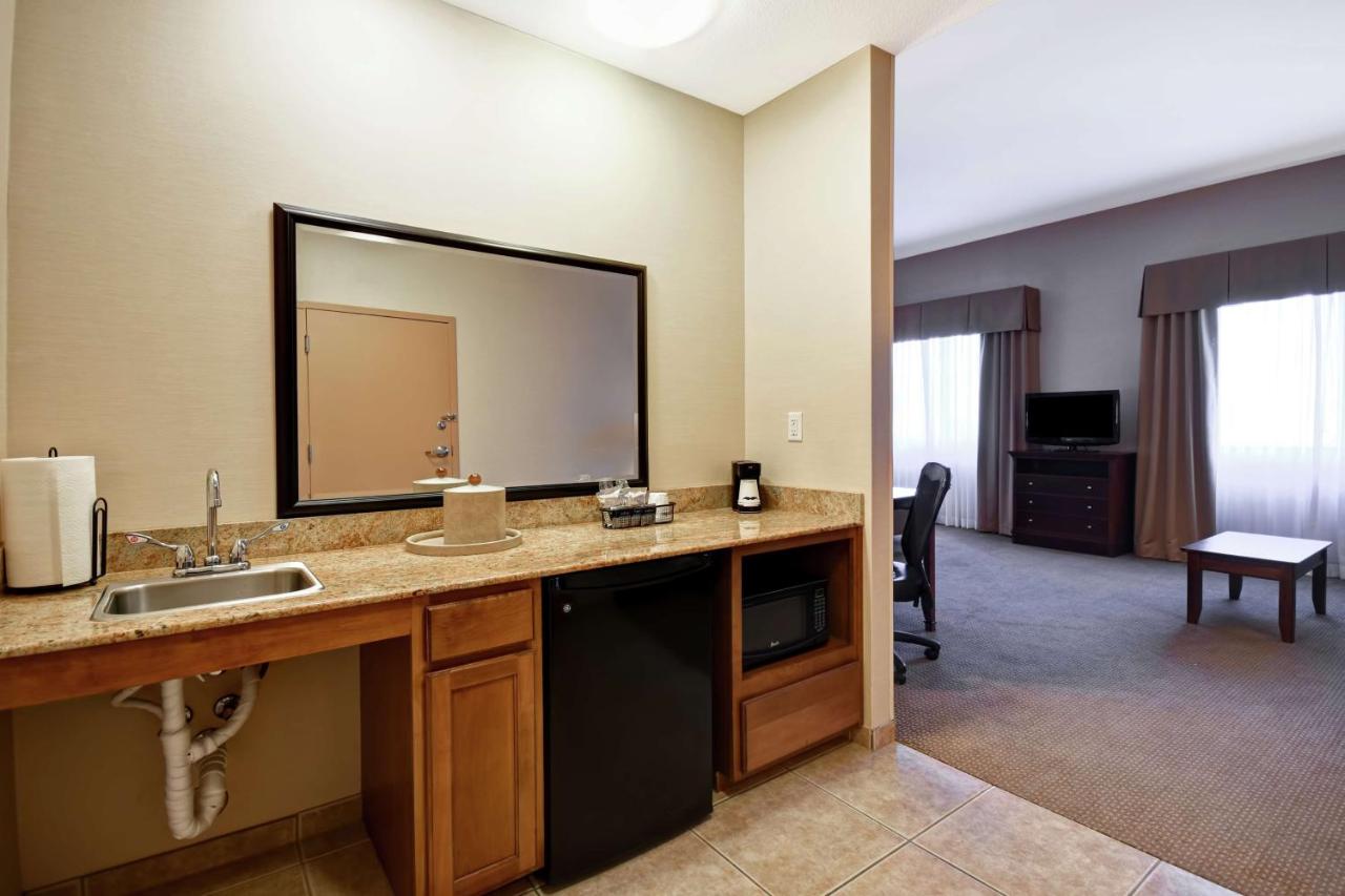 King Suite -Mobility/Hearing Accessible with Bathtub - Non-Smoking at Hampton Inn & Suites Folsom