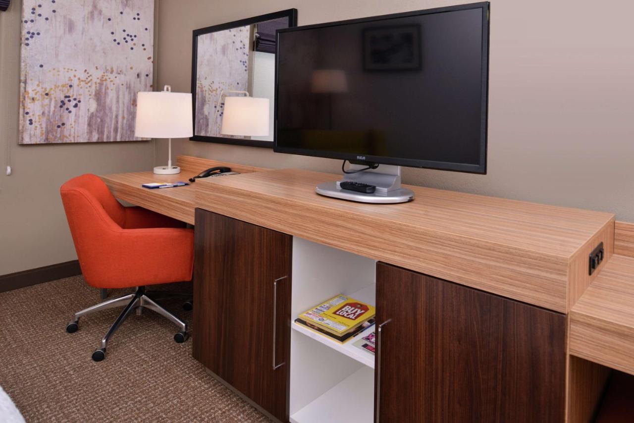 Queen Room - Non-Smoking at Hampton Inn & Suites Woodland-Sacramento Area
