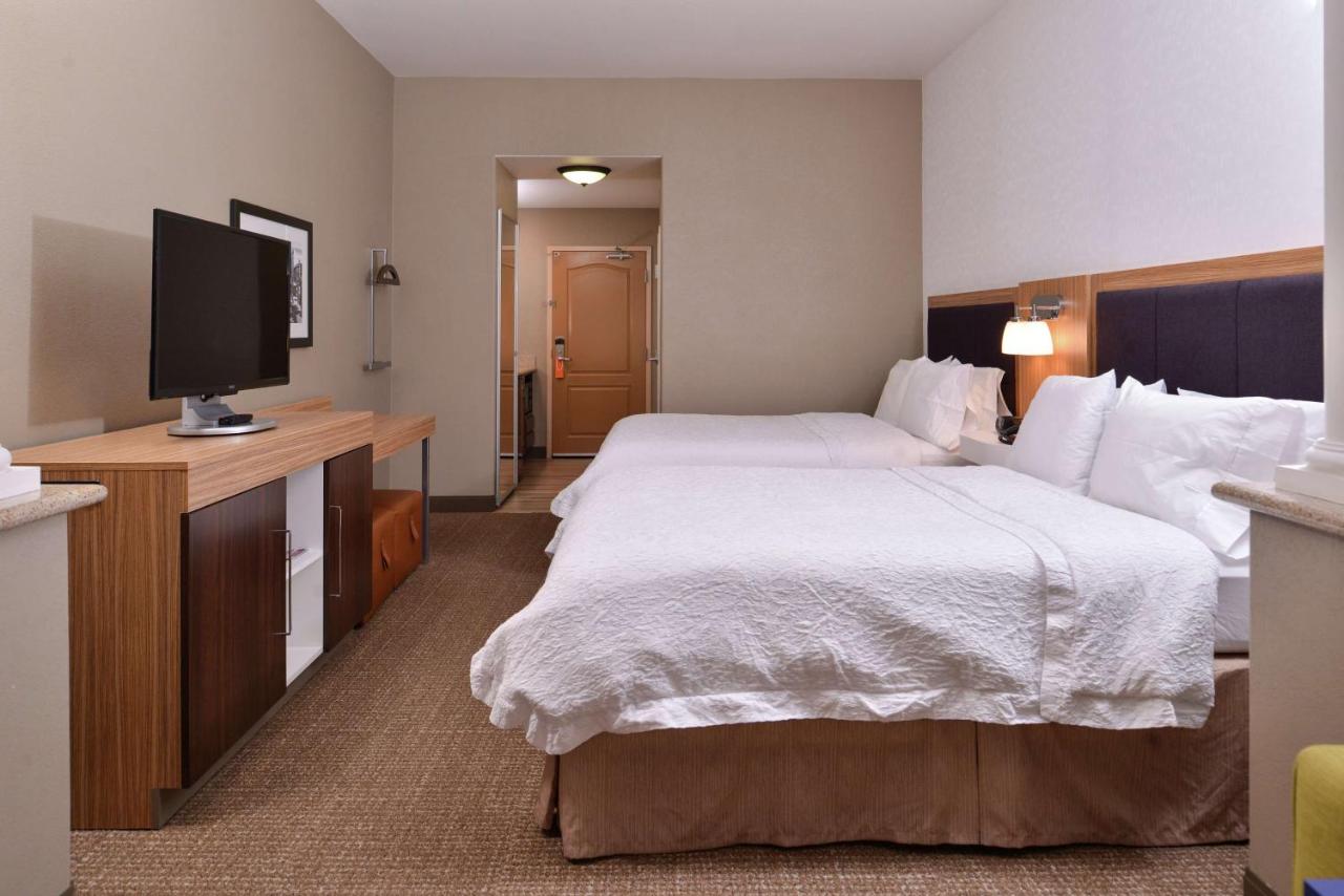 Queen Room with Two Queen Beds Mobility Access/Non-Smoking at Hampton Inn & Suites Woodland-Sacramento Area
