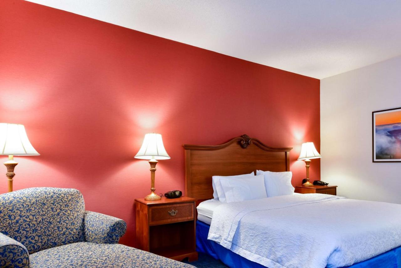 | Hampton Inn & Suites Pittsburg