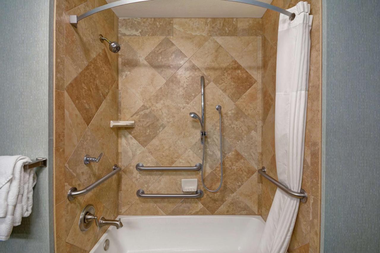 Queen Room with Two Queen Beds with Bath Tub - Hearing Access/Non-Smoking at Hampton Inn & Suites San Antonio/Northeast I-35