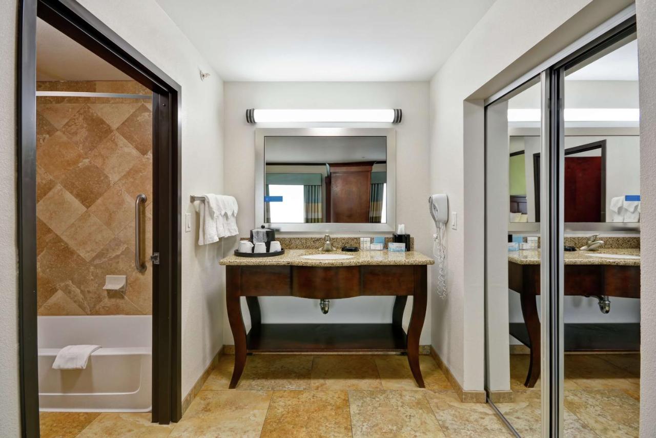 King Suite - Non-Smoking at Hampton Inn & Suites San Antonio/Northeast I-35