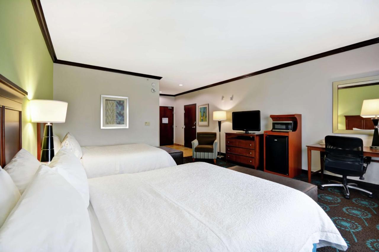 Queen Room with Two Queen Beds with Bath Tub - Hearing Access/Non-Smoking at Hampton Inn & Suites San Antonio/Northeast I-35