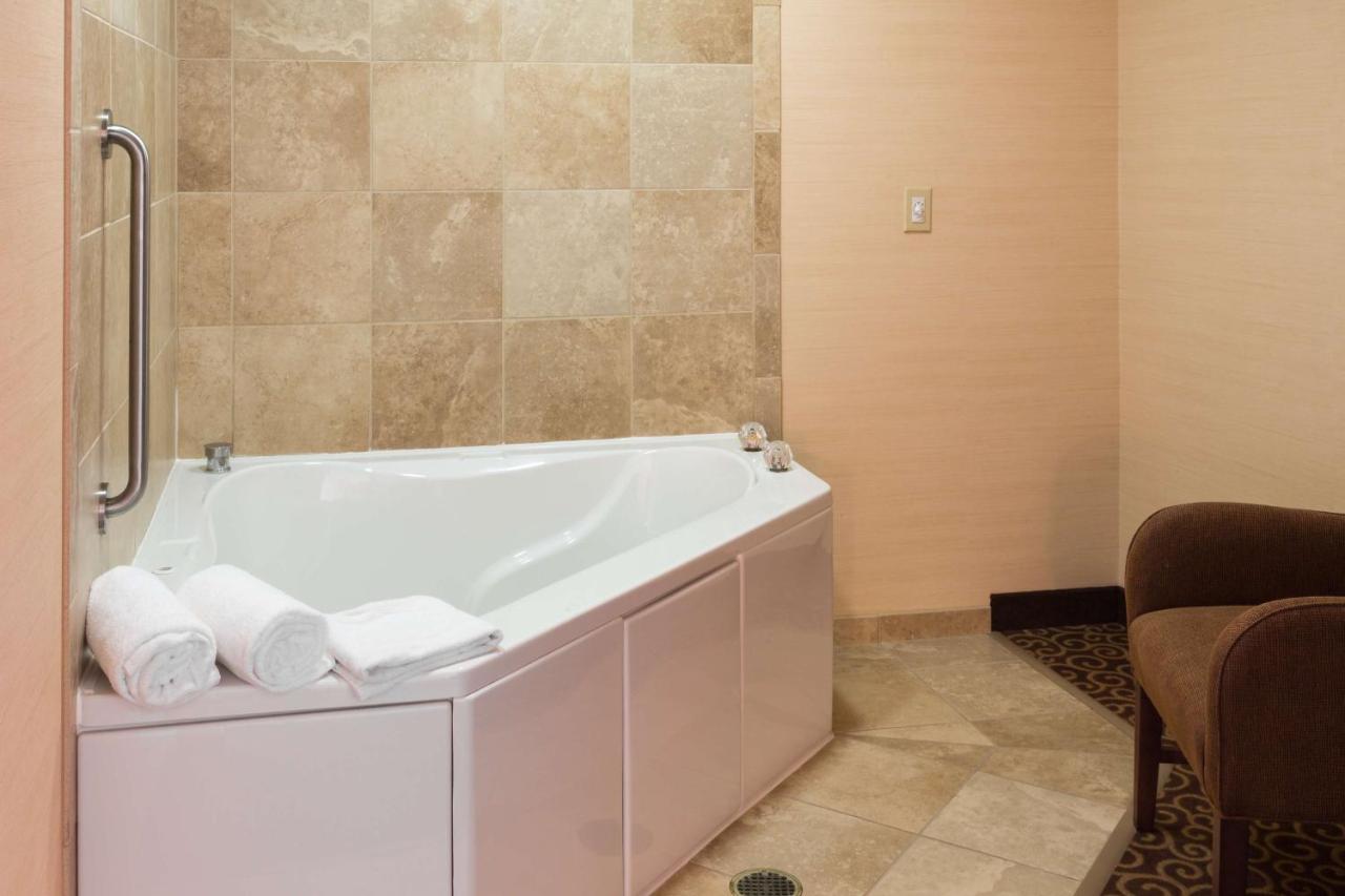 King Room with Spa Bath - Non-Smoking at Hampton Inn Goshen