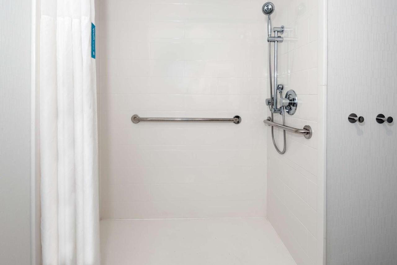 Deluxe Double Room with Two Double Beds - Disability Access/Bath Tub at Hampton Inn Salisbury