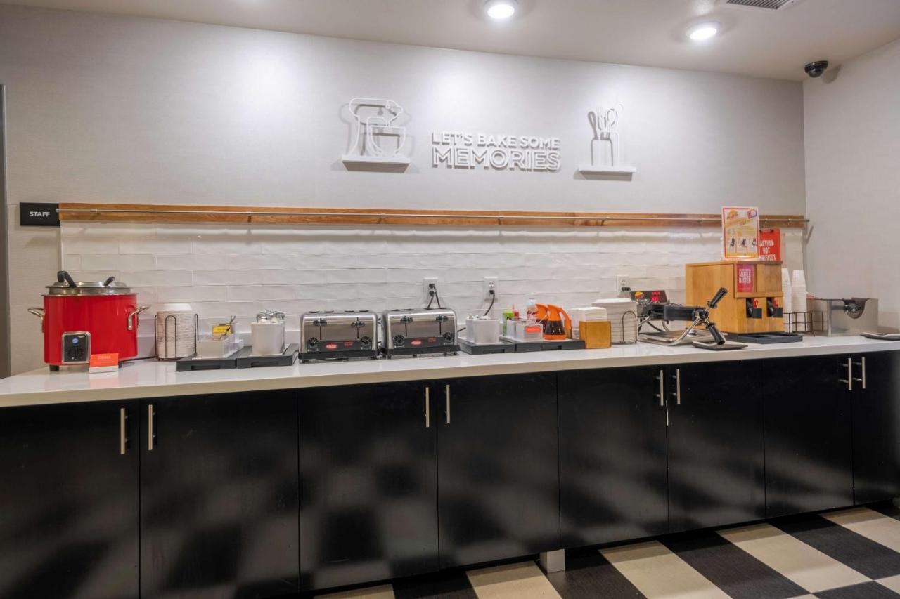 | Hampton Inn & Suites DuPont