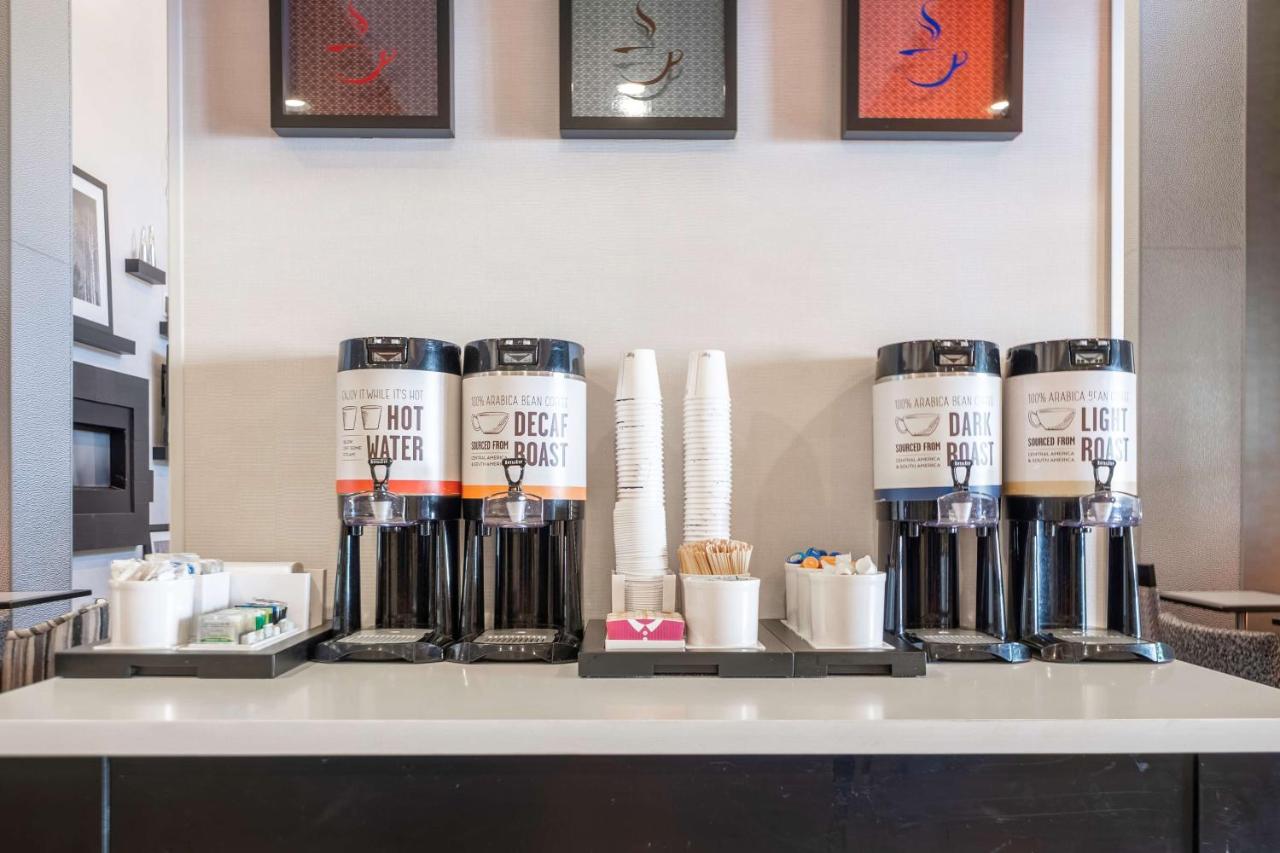 | Hampton Inn & Suites DuPont