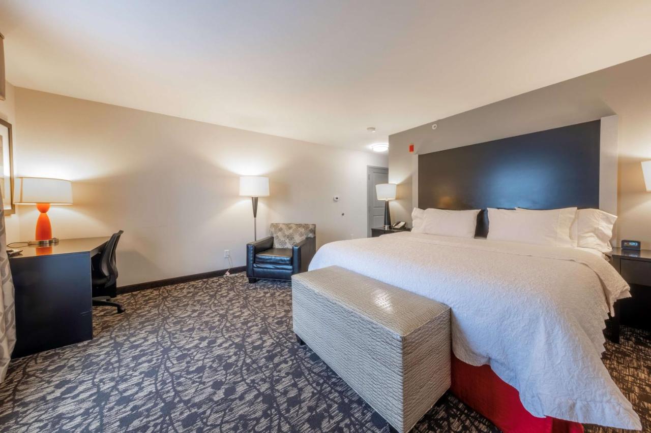 King Room at Hampton Inn & Suites DuPont