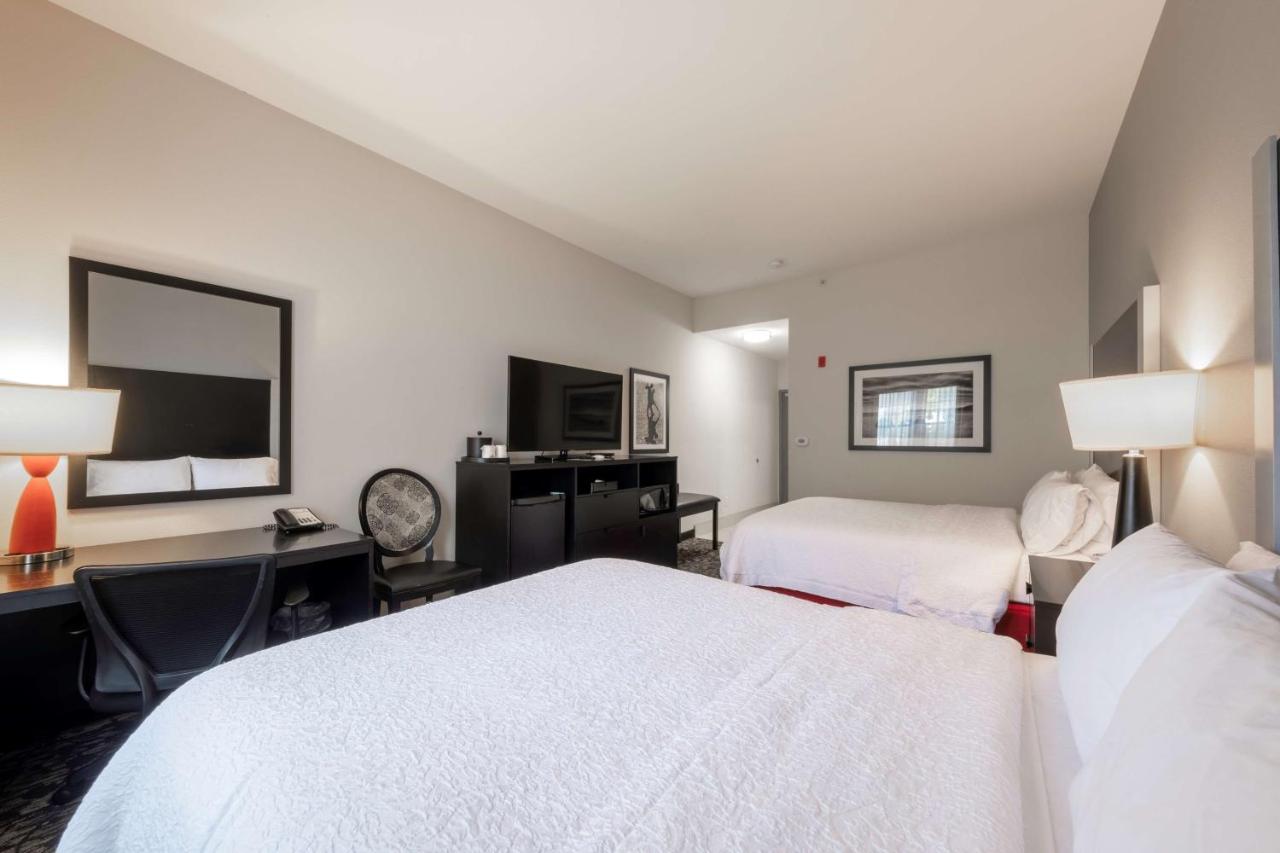 | Hampton Inn & Suites DuPont