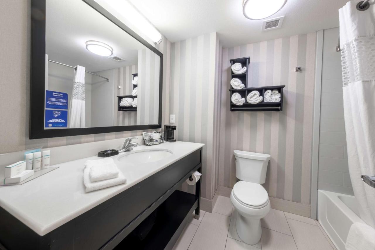 Queen Room - Disability Access/Bathtub at Hampton Inn & Suites DuPont