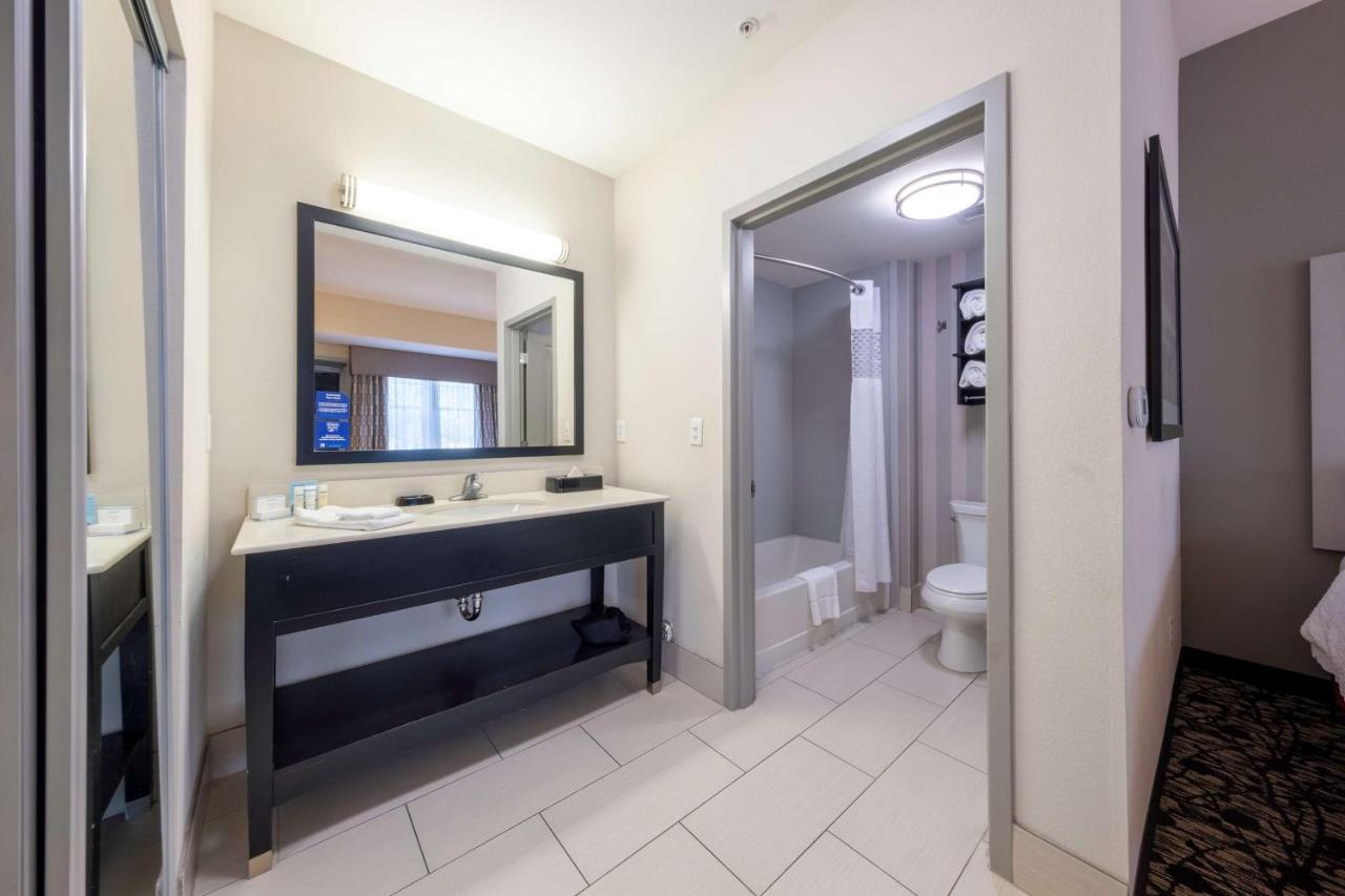 | Hampton Inn & Suites DuPont