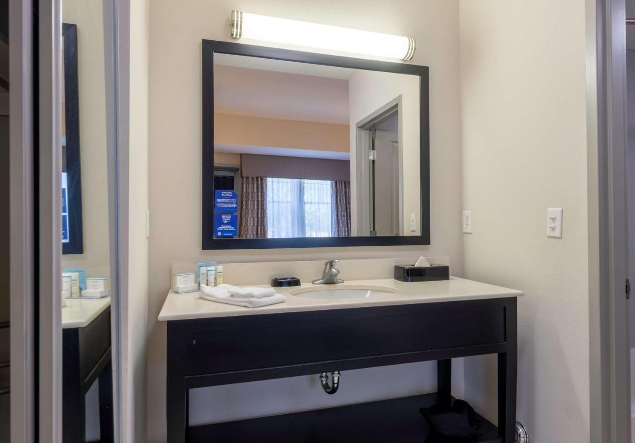 | Hampton Inn & Suites DuPont