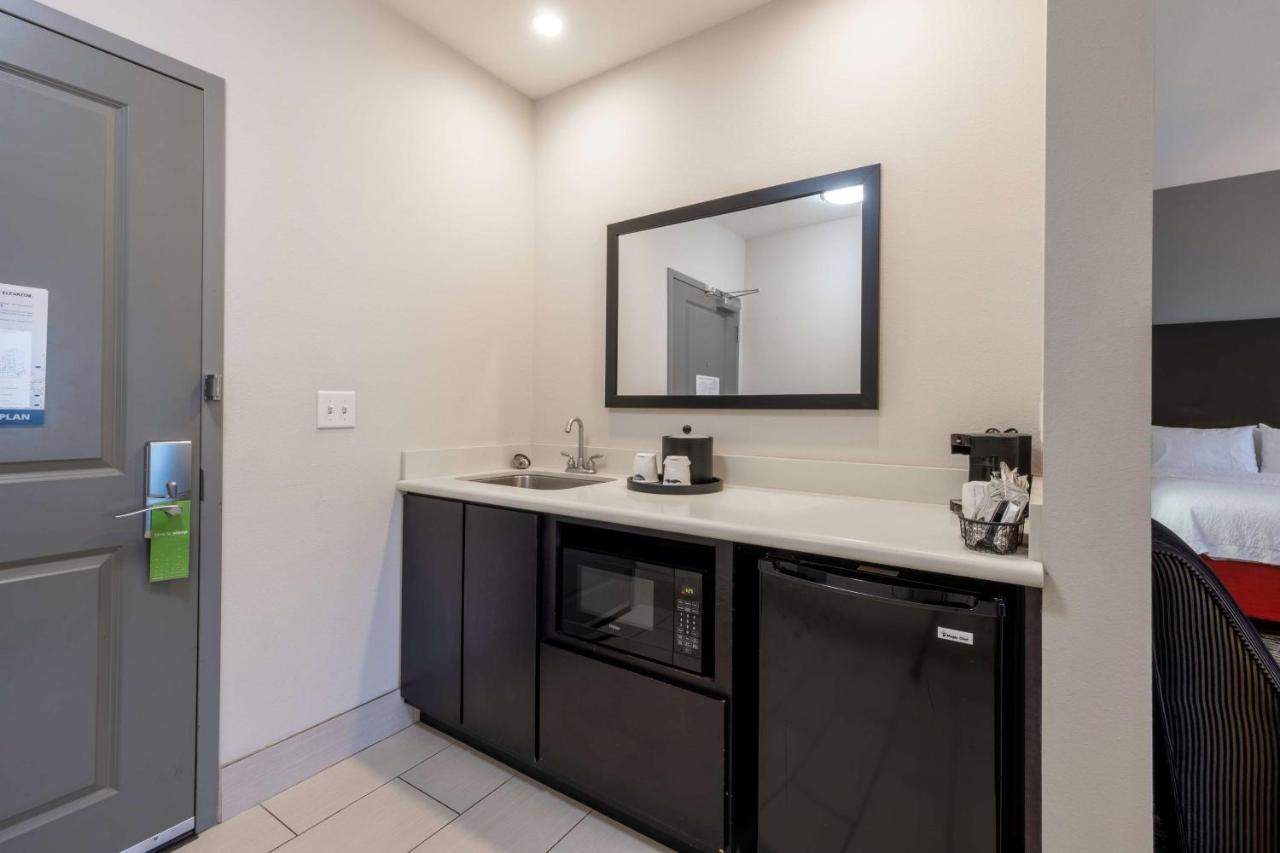 | Hampton Inn & Suites DuPont