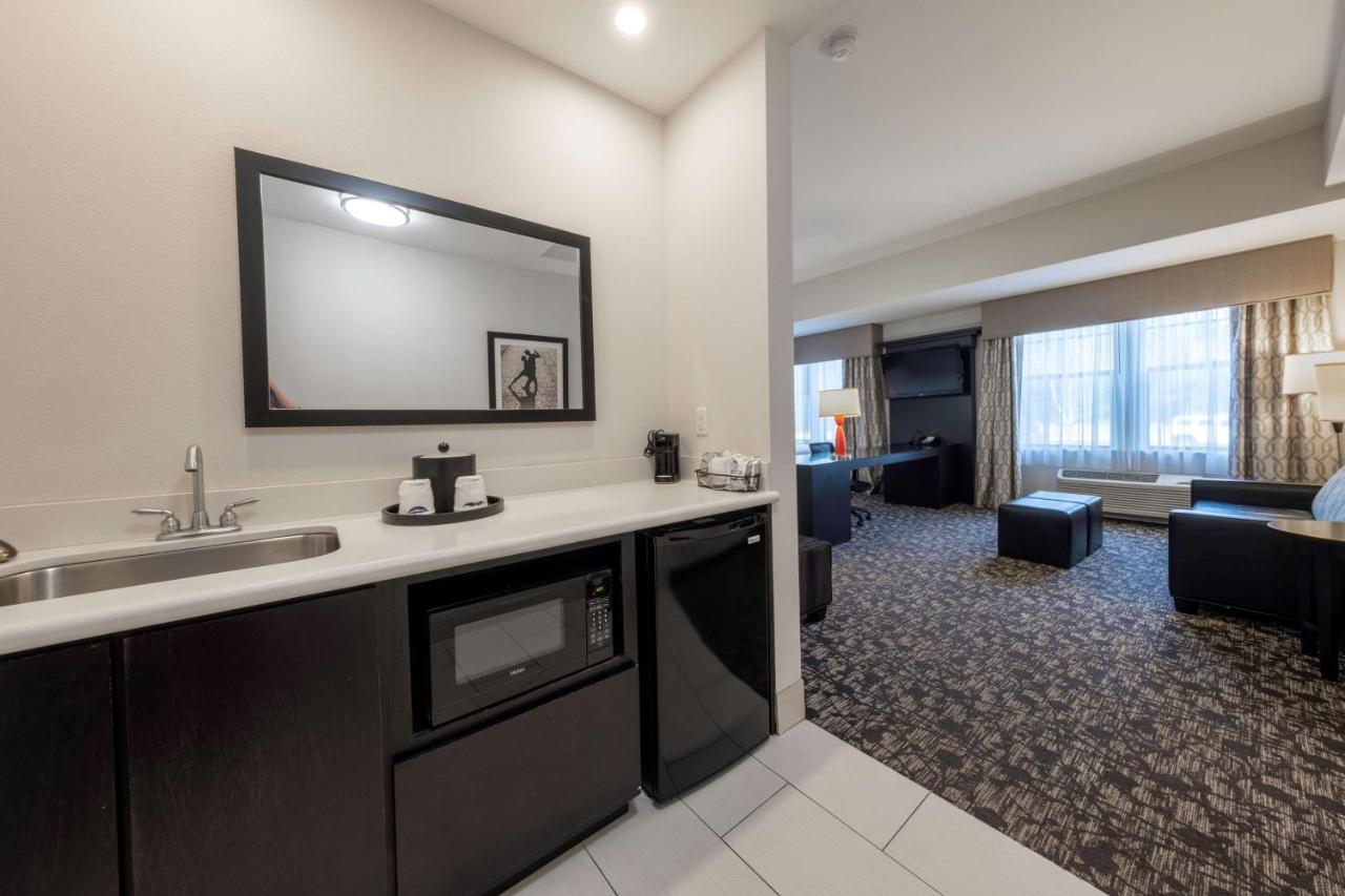 | Hampton Inn & Suites DuPont