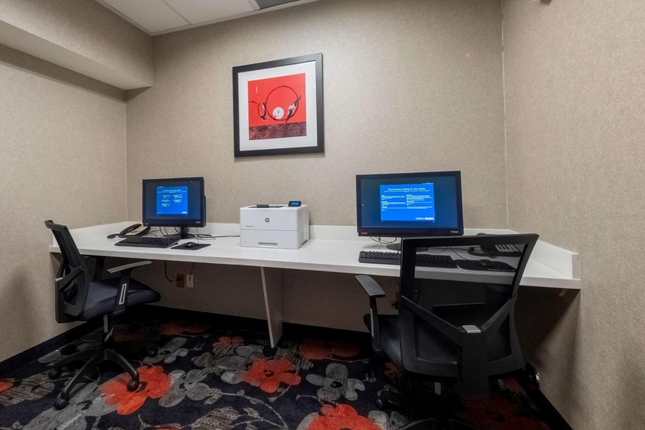 | Hampton Inn & Suites DuPont