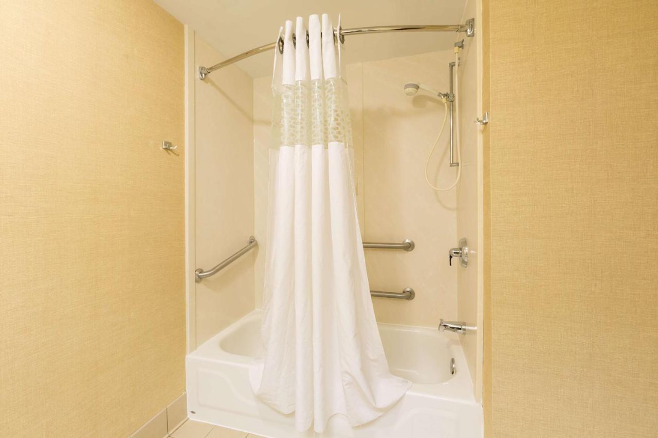 King Room - Disability Access/Non-Smoking at Hampton Inn Sidney