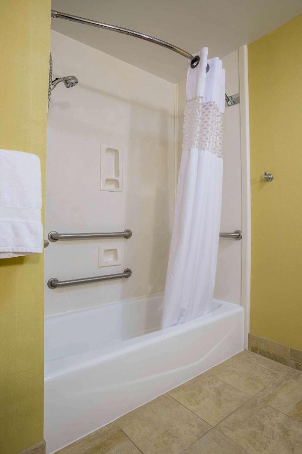 King Room with Tub - Disability Access/Non-Smoking at Hampton Inn Somerset