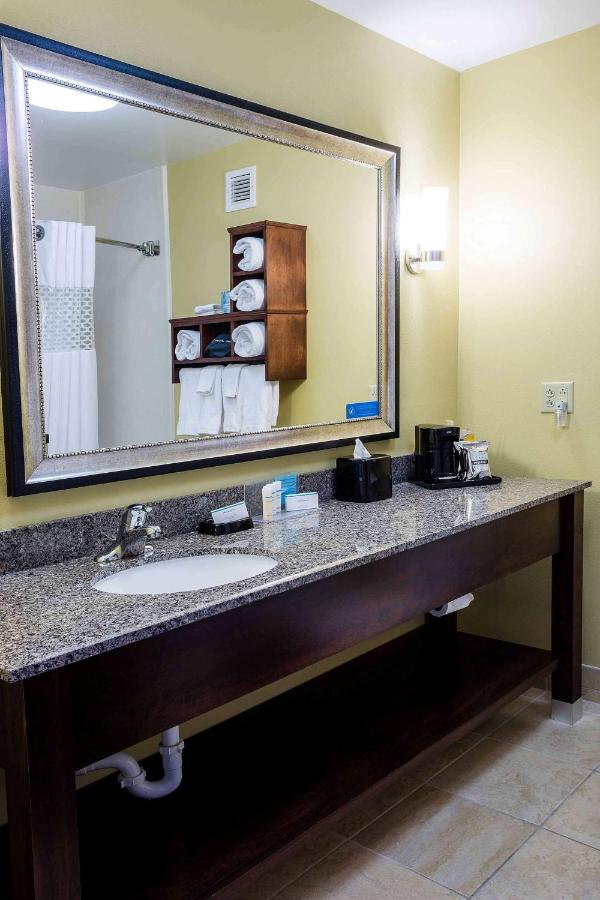King Room with Tub - Disability Access/Non-Smoking at Hampton Inn Somerset