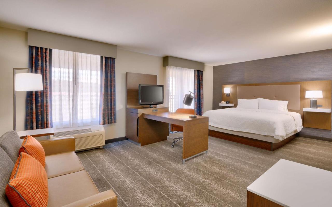 Non-Smoking King Studio with Balcony at Hampton Inn & Suites Show Low-Pinetop