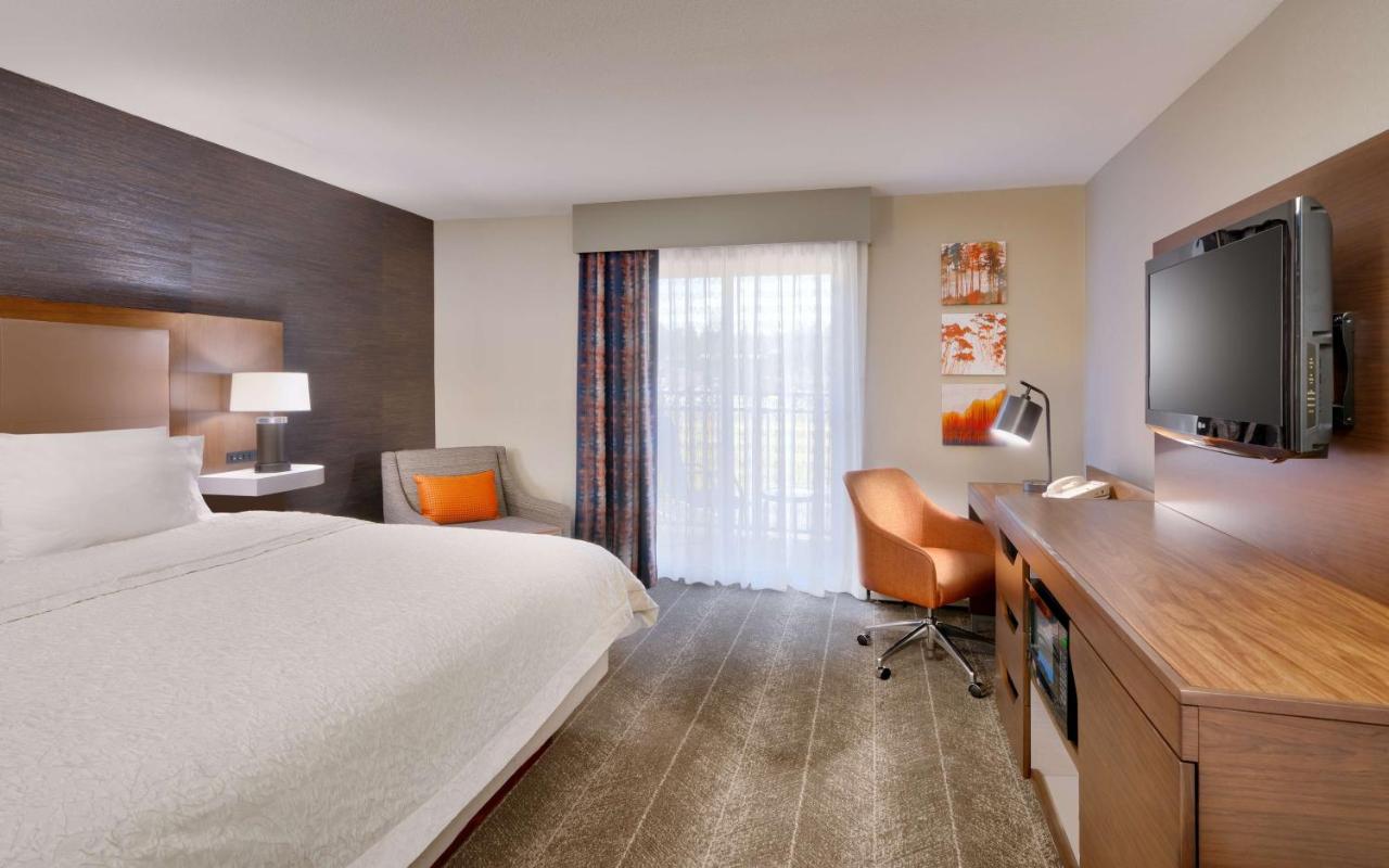 Non-Smoking King Room with Scenic View at Hampton Inn & Suites Show Low-Pinetop