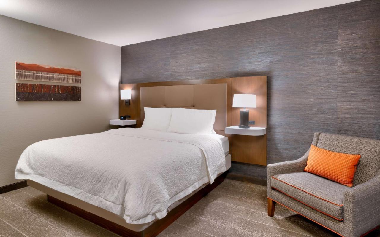 Non-Smoking King Room with Scenic View at Hampton Inn & Suites Show Low-Pinetop