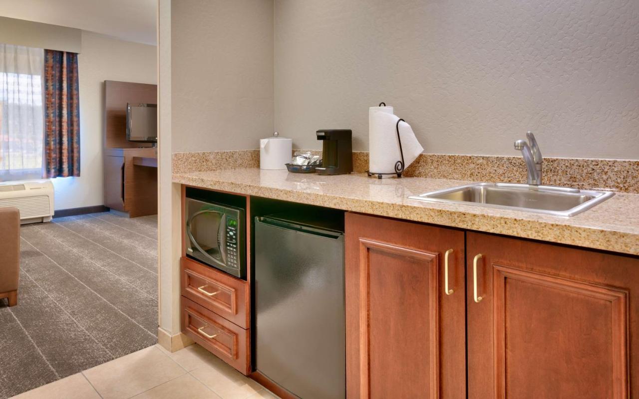 Non-Smoking King Studio with Balcony at Hampton Inn & Suites Show Low-Pinetop