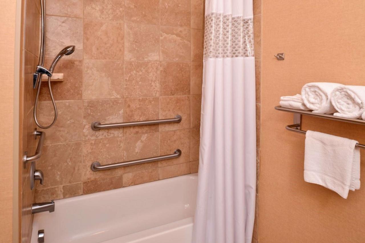 King Accessible Room with Bathtub - Non-Smoking at Hampton Inn by Hilton Lincoln
