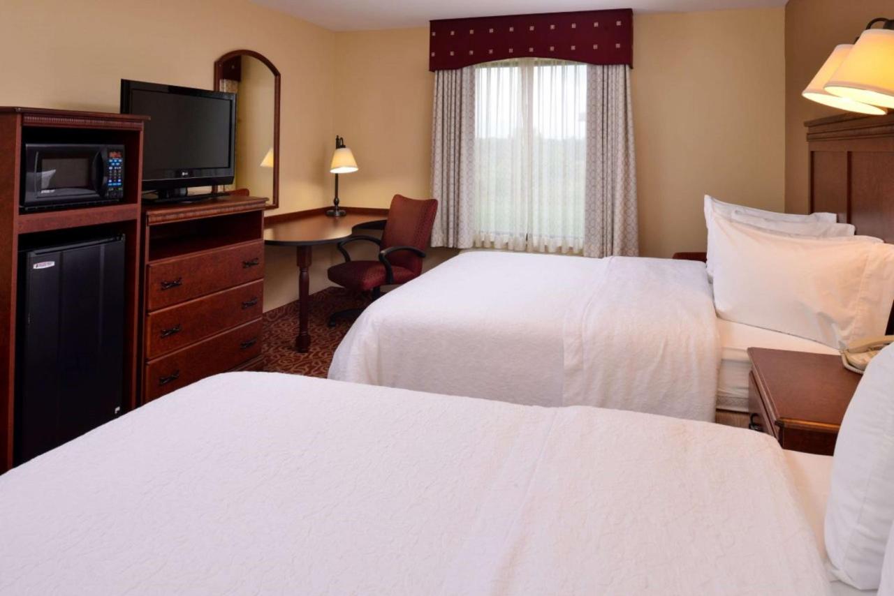 Queen Room with Two Queen Beds - Smoking at Hampton Inn by Hilton Lincoln