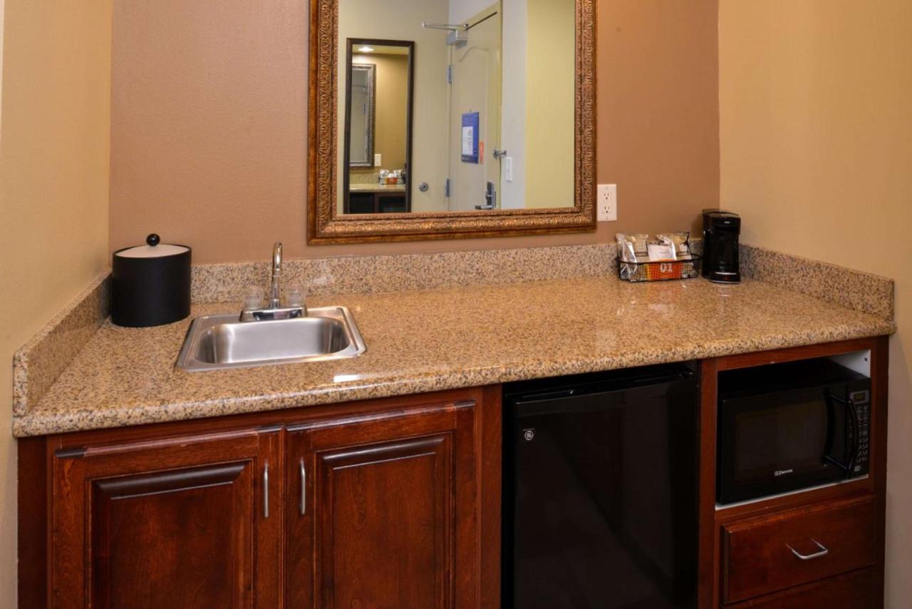 King Studio with Sofa Bed - Non-Smoking at Hampton Inn by Hilton Lincoln