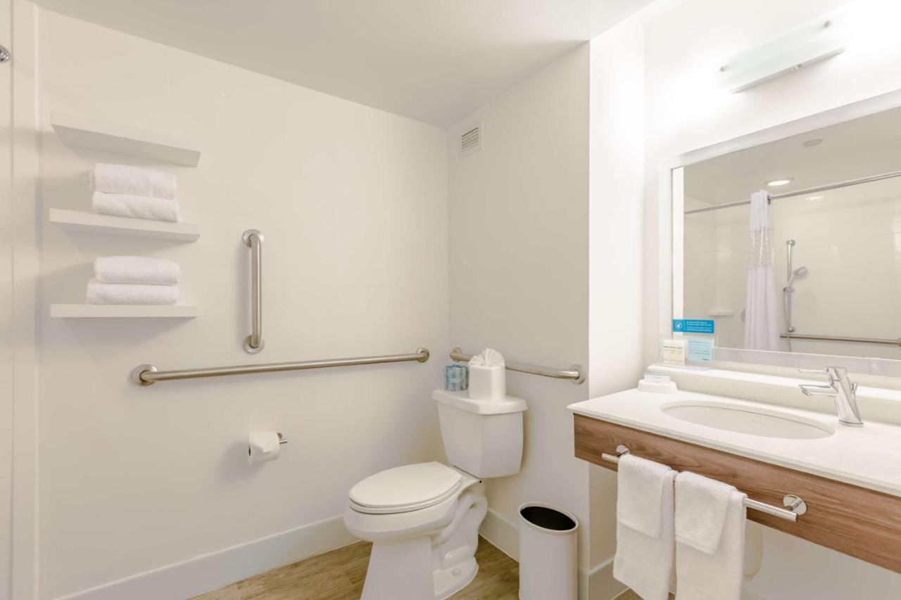 Deluxe Queen Room - Disability/Hearing Access at Hampton Inn St. Charles St. Peters