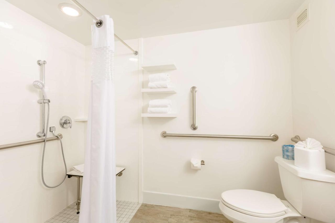 Deluxe Queen Room - Disability/Hearing Access at Hampton Inn St. Charles St. Peters