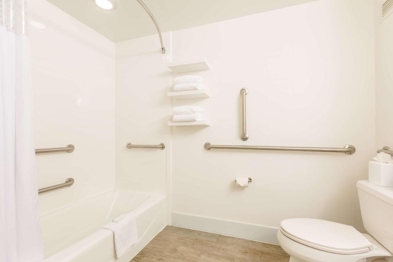 Queen Room - Mobility/Hearing Access with Bathtub at Hampton Inn St. Charles St. Peters
