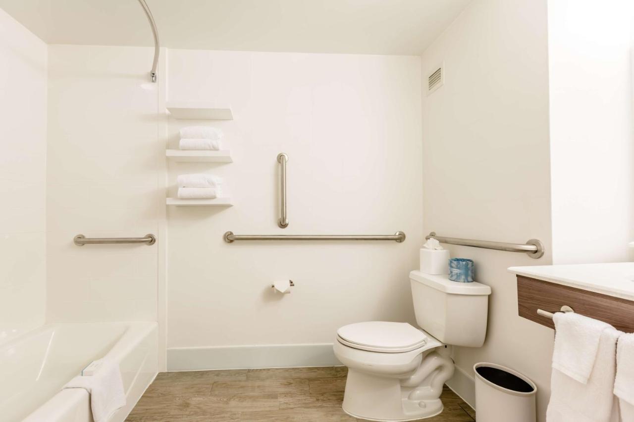 Queen Room - Mobility/Hearing Access with Bathtub at Hampton Inn St. Charles St. Peters