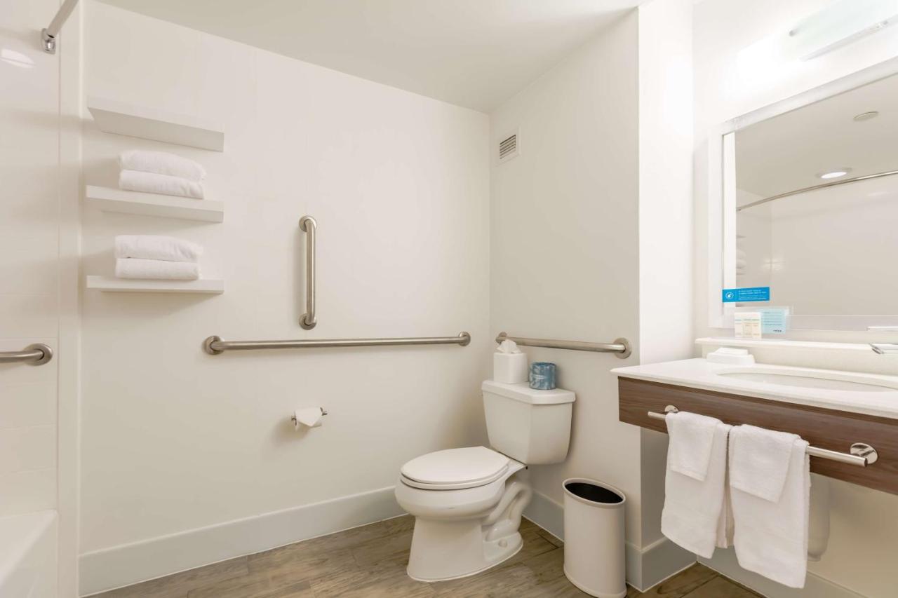 Queen Room - Mobility/Hearing Access with Bathtub at Hampton Inn St. Charles St. Peters